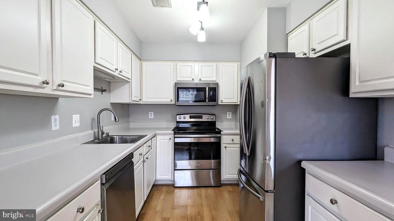 1009 Robin Hill Ter - Photo 5 of 14