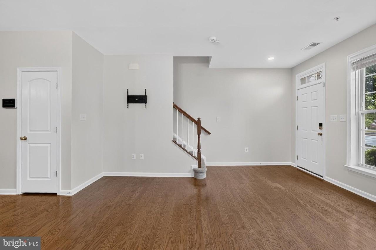 2613 Campus Way N - Photo 5 of 28
