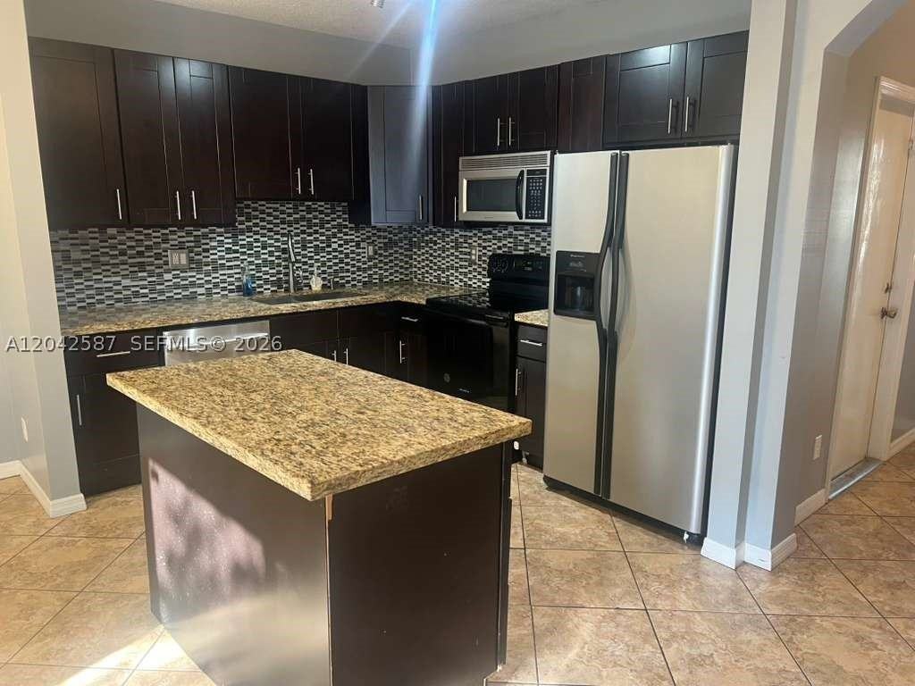 2825 Sw 127th Way - Photo 2 of 18