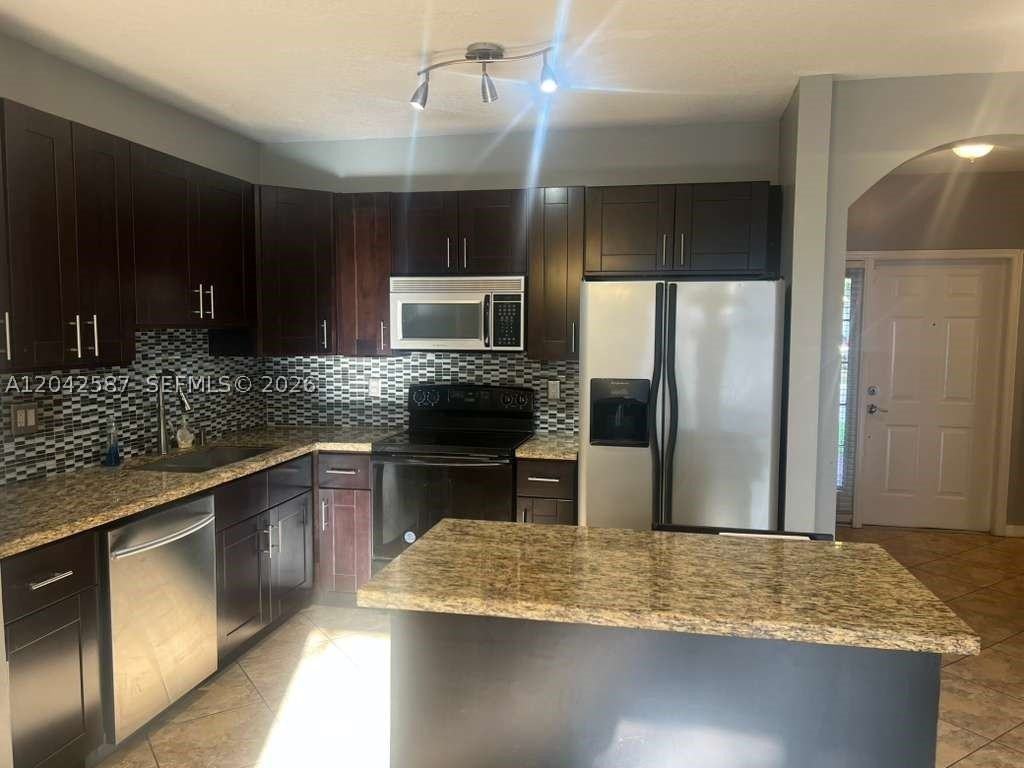 2825 Sw 127th Way - Photo 3 of 18