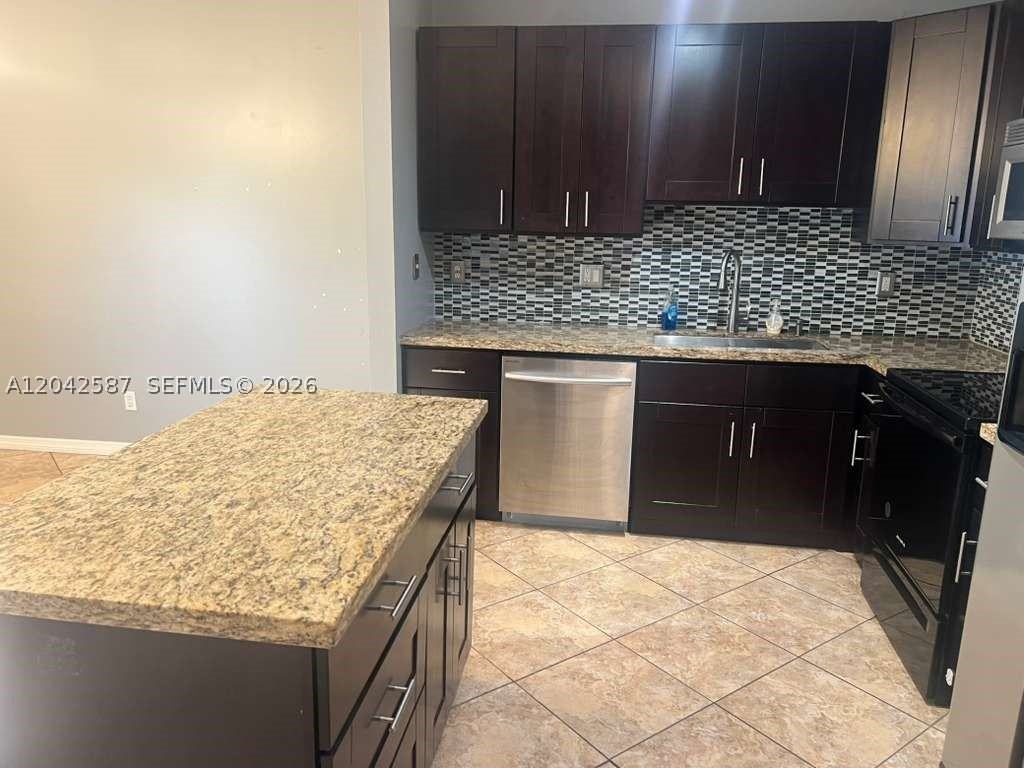 2825 Sw 127th Way - Photo 4 of 18
