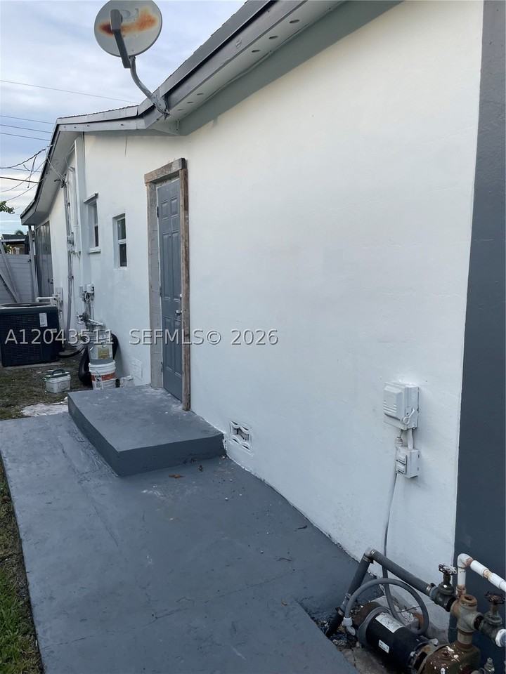 7607 Harbour Blvd - Photo 2 of 10