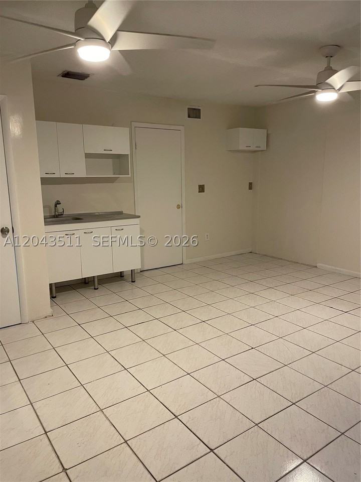 7607 Harbour Blvd - Photo 4 of 10