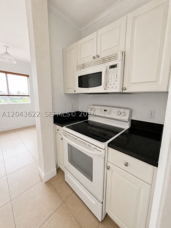 21100 Sw 87th Ave #304 - Photo 6 of 10