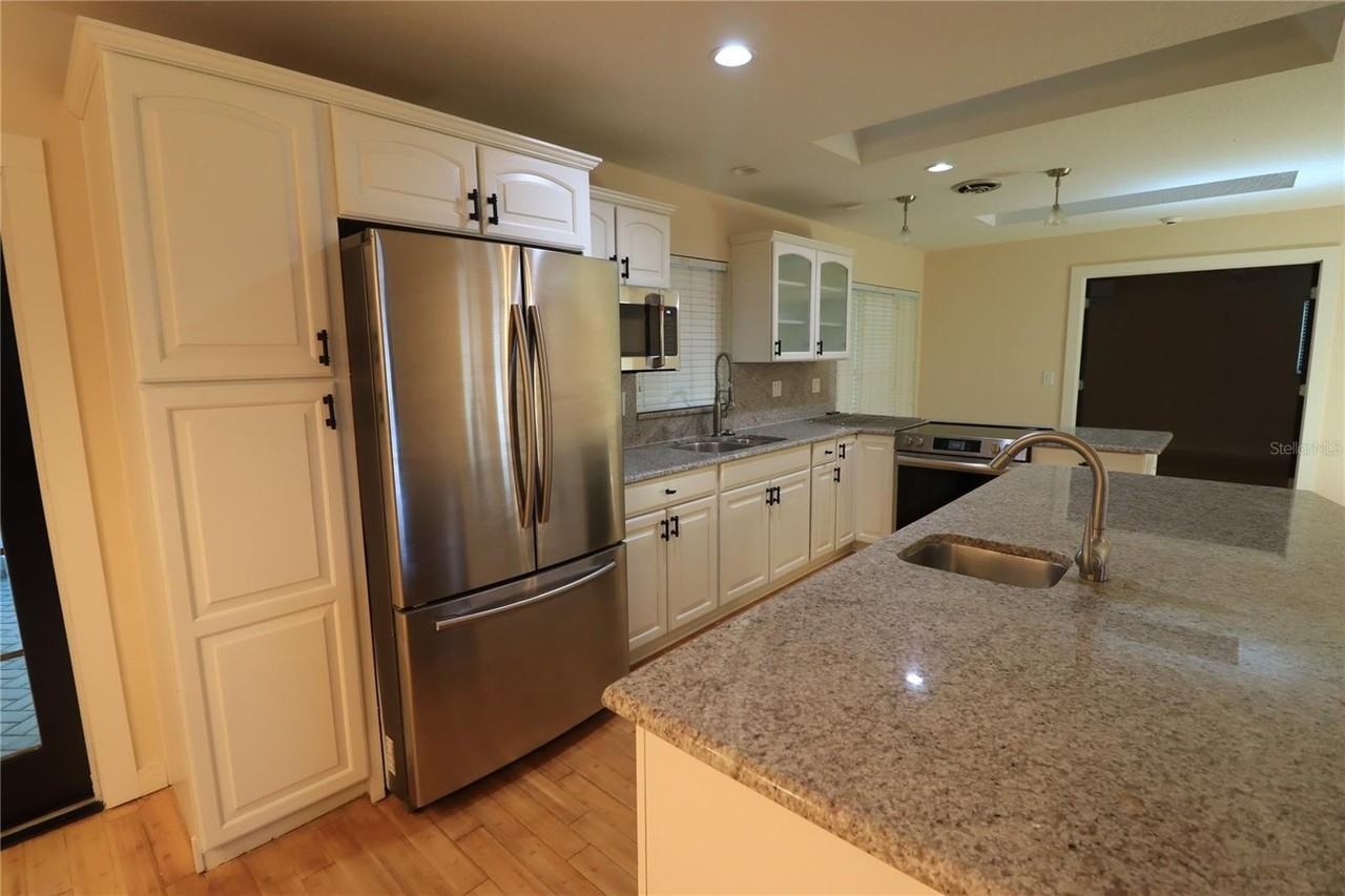 17815 Sunrise Dr - Photo 4 of 24