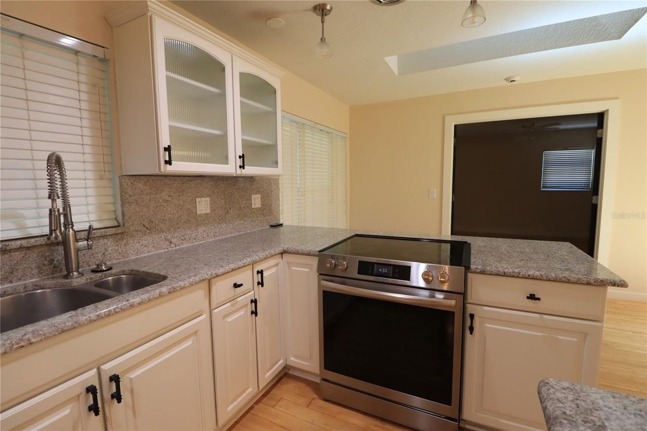17815 Sunrise Dr - Photo 5 of 24