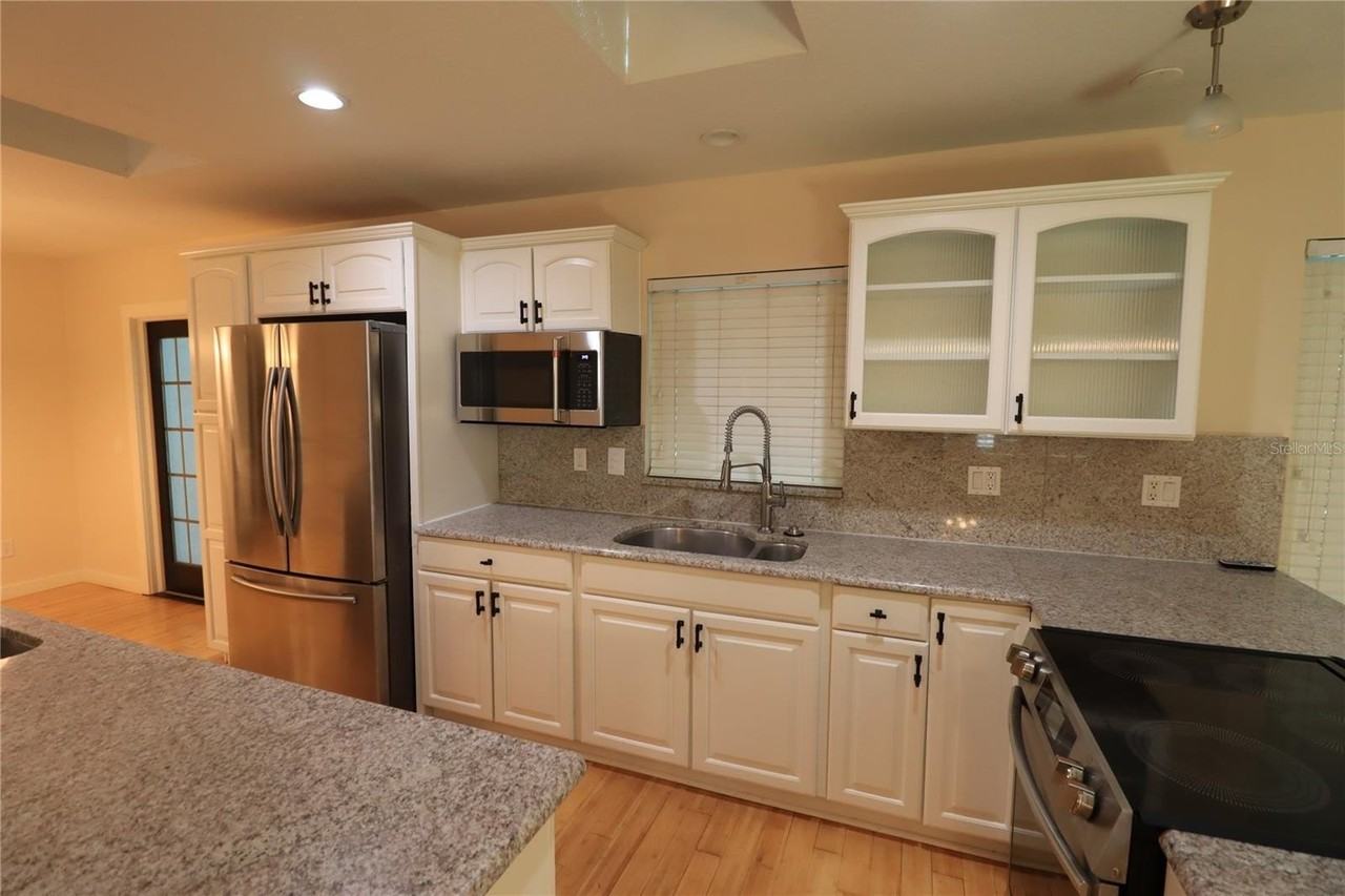 17815 Sunrise Dr - Photo 6 of 24