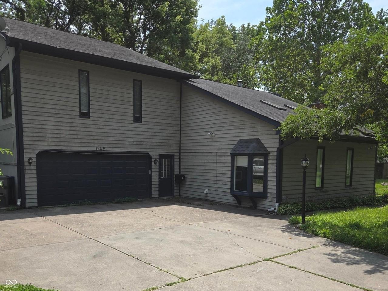 945 Fox Hill Dr