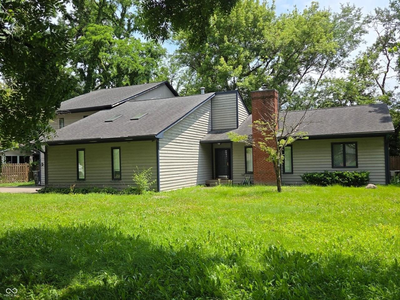 945 Fox Hill Dr - Photo 3 of 27