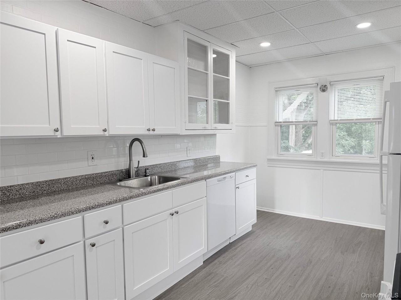 406 Tower Ave - Photo 4 of 28