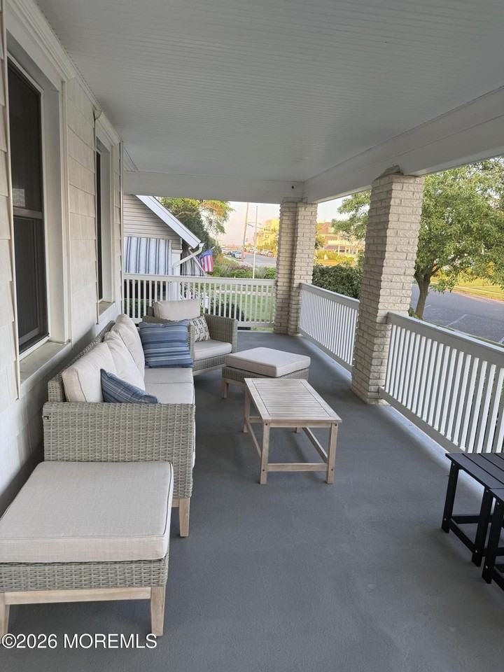 120 Garfield Ave - Photo 4 of 34