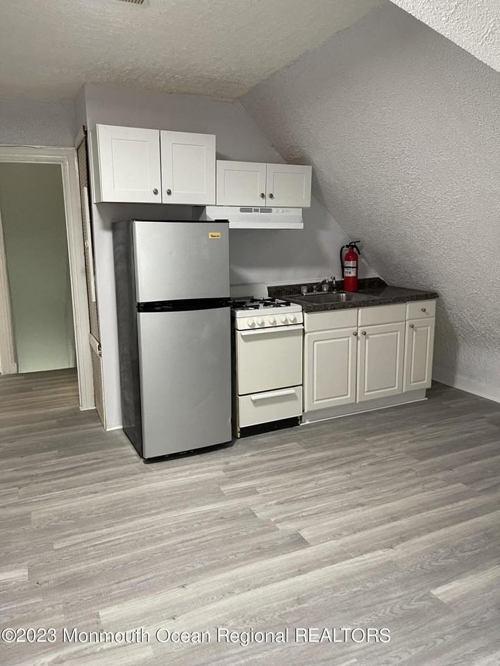 404 3rd Ave #4