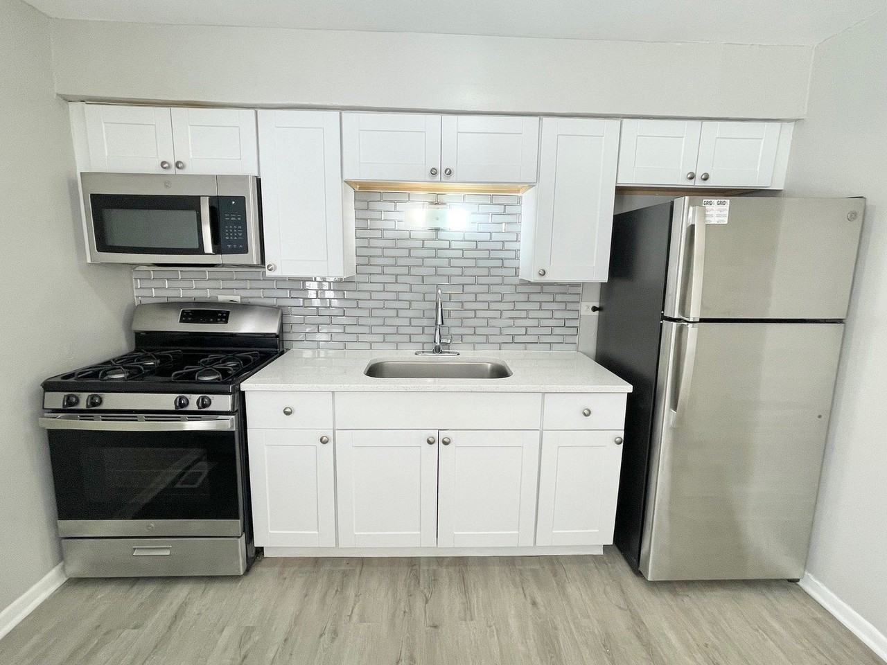 1721 E Roosevelt Rd #4 - Photo 2 of 20