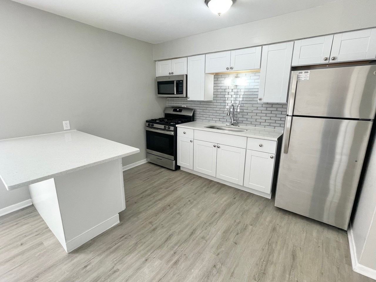 1721 E Roosevelt Rd #4 - Photo 3 of 20