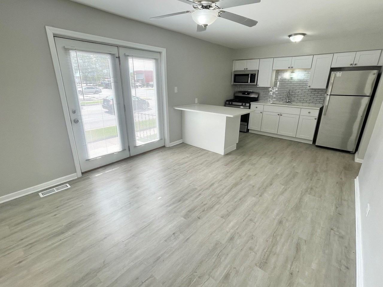 1721 E Roosevelt Rd #4 - Photo 4 of 20