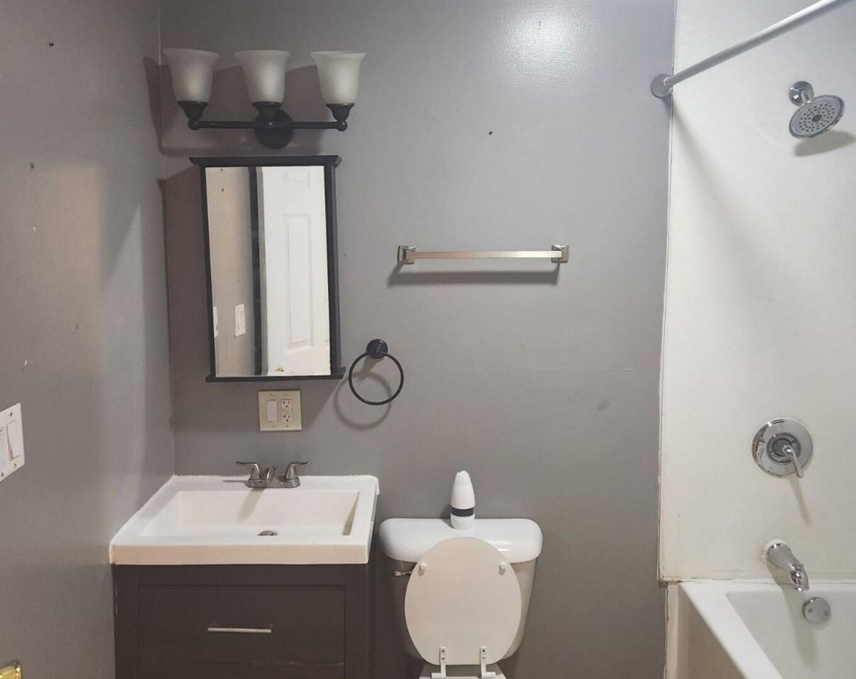 208 Illinois St #2 - Photo 5 of 10