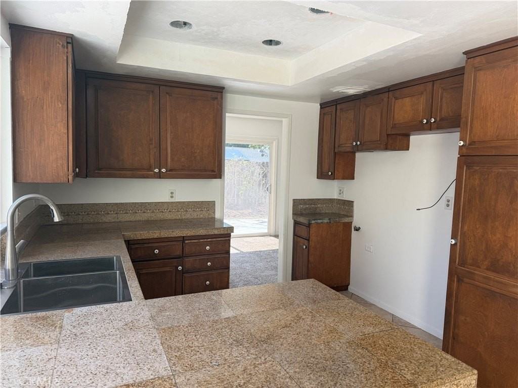 3385 Valencia Hill Dr - Photo 2 of 20