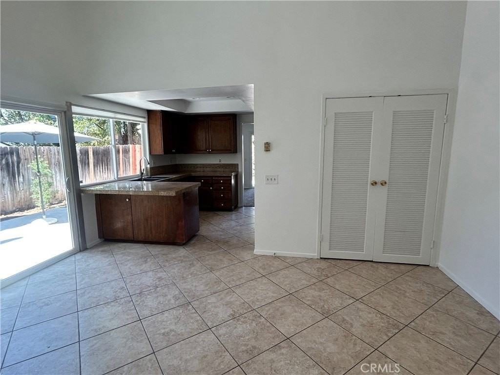 3385 Valencia Hill Dr - Photo 7 of 20