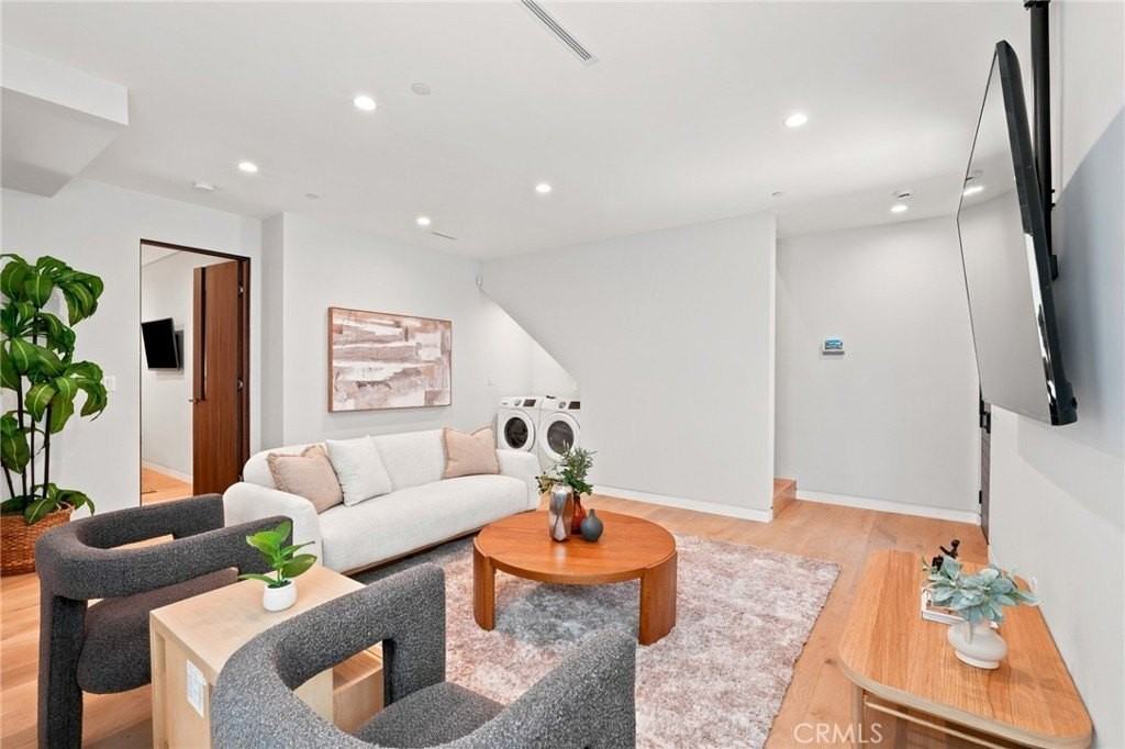 425 N Alfred St #2 - Photo 3 of 31