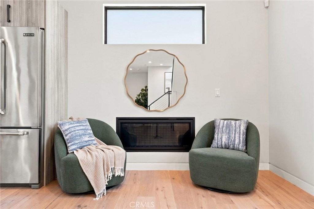 425 N Alfred St #2 - Photo 5 of 31