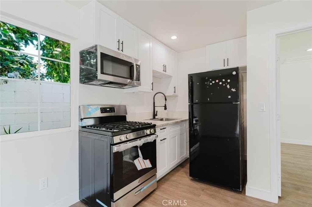 17906 Califa St - Photo 5 of 13