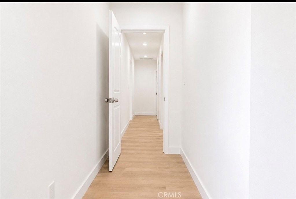8412 Noble Ave - Photo 4 of 15