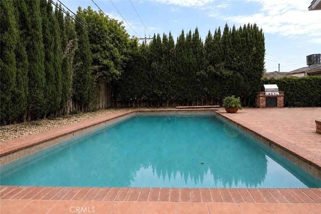 8412 Noble Ave - Photo 7 of 15