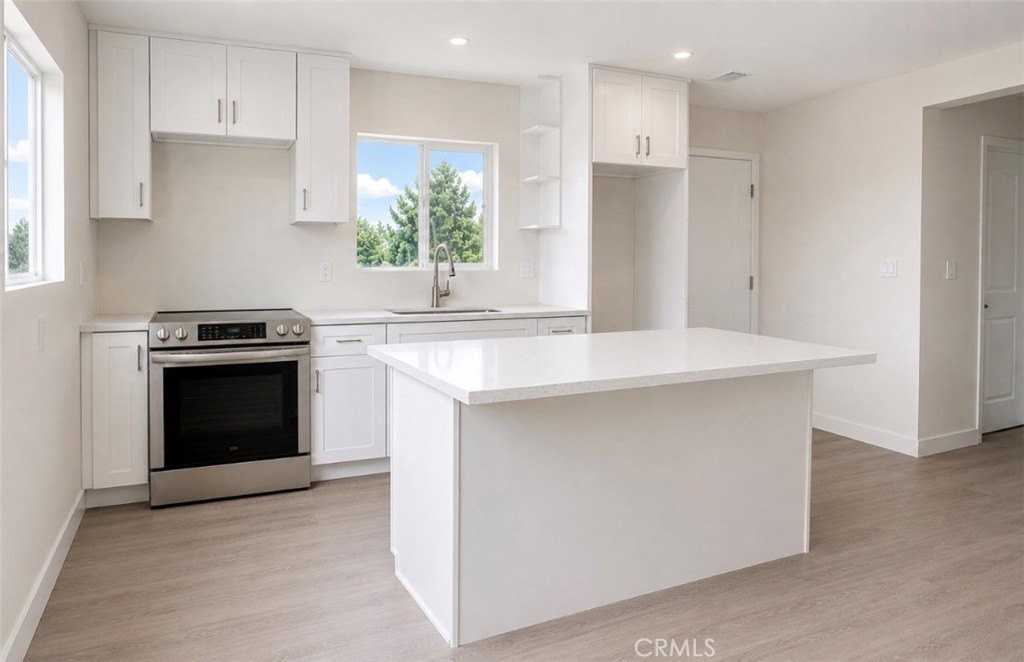 8410 Noble Ave - Photo 5 of 9