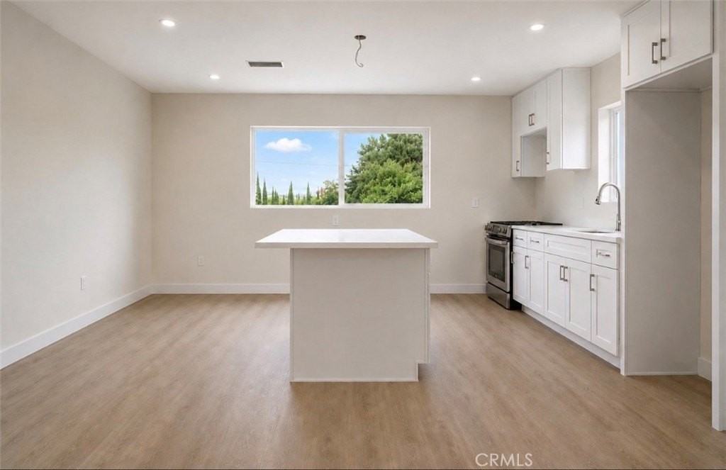 8410 Noble Ave - Photo 6 of 9