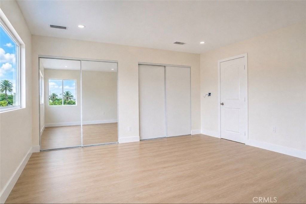 8410 Noble Ave - Photo 7 of 9