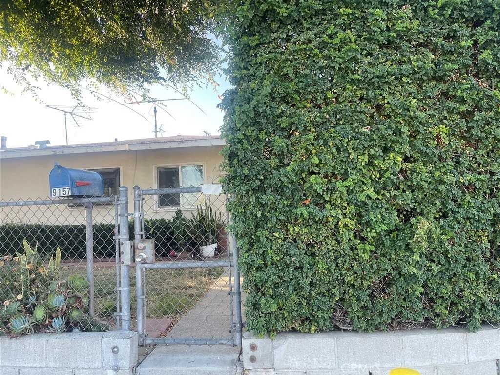 9157 Bentel Ave - Photo 2 of 5