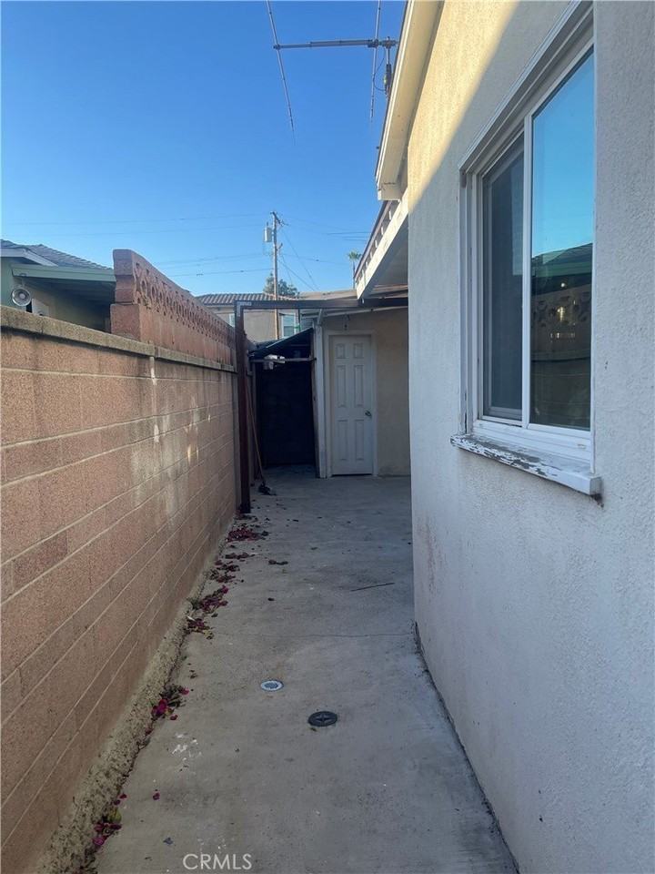 9157 Bentel Ave - Photo 3 of 5
