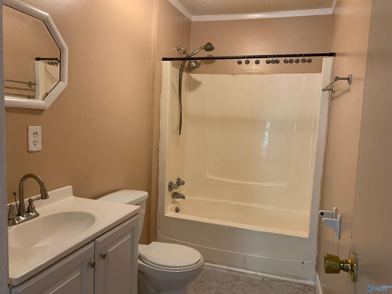 1301 Halsey Ave Ne - Photo 6 of 10