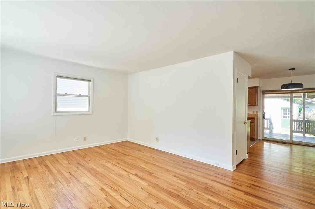 1056 Endicott Dr - Photo 4 of 27