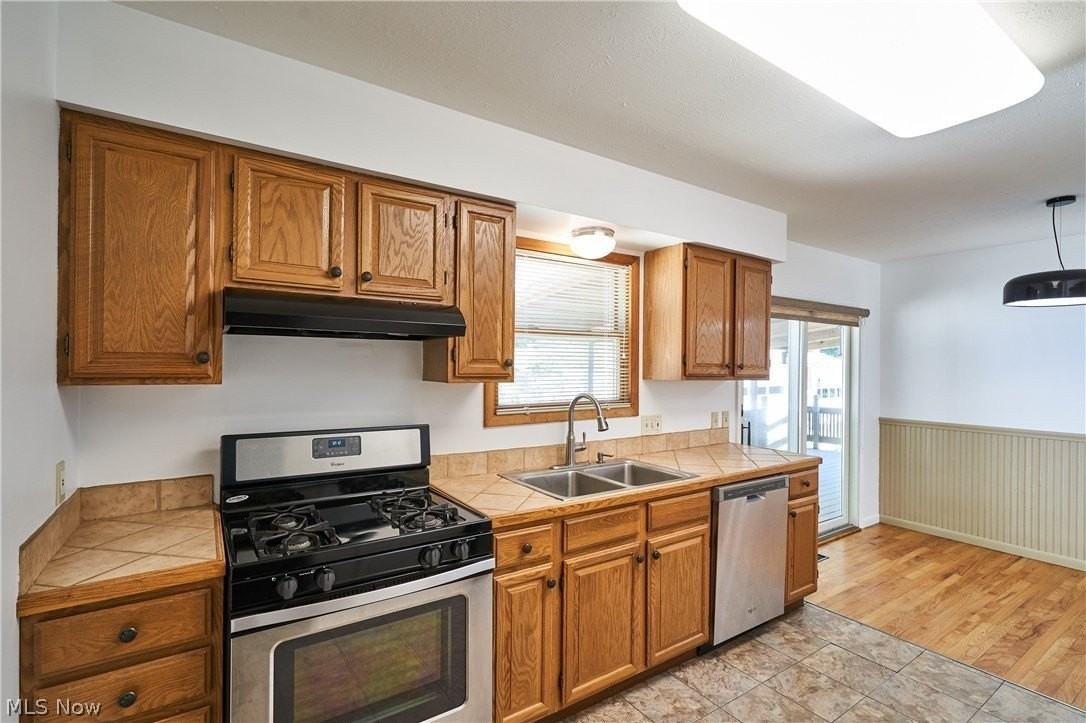 1056 Endicott Dr - Photo 5 of 27