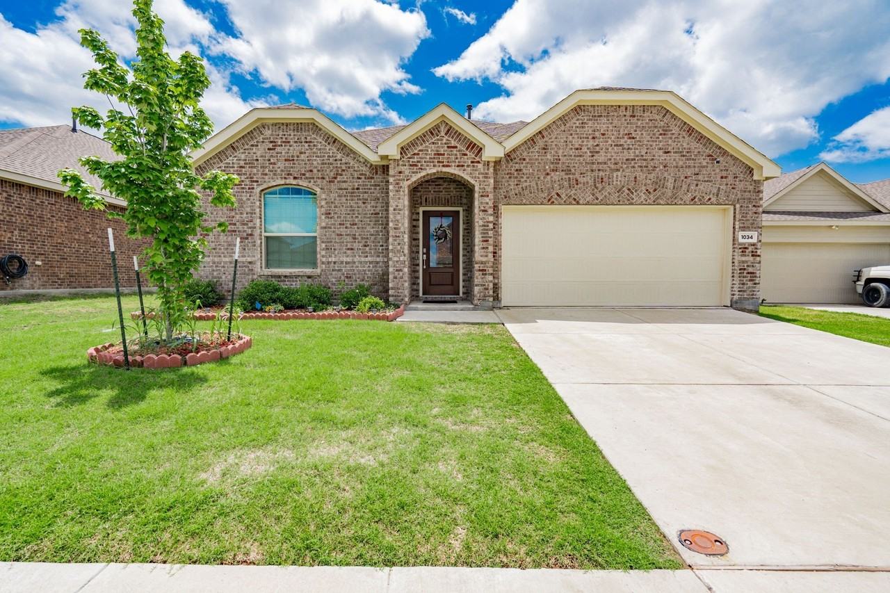 1034 Manuel Dr - Photo 3 of 30
