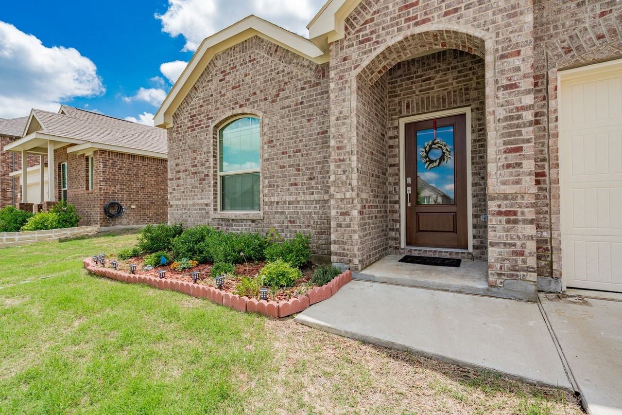 1034 Manuel Dr - Photo 4 of 30