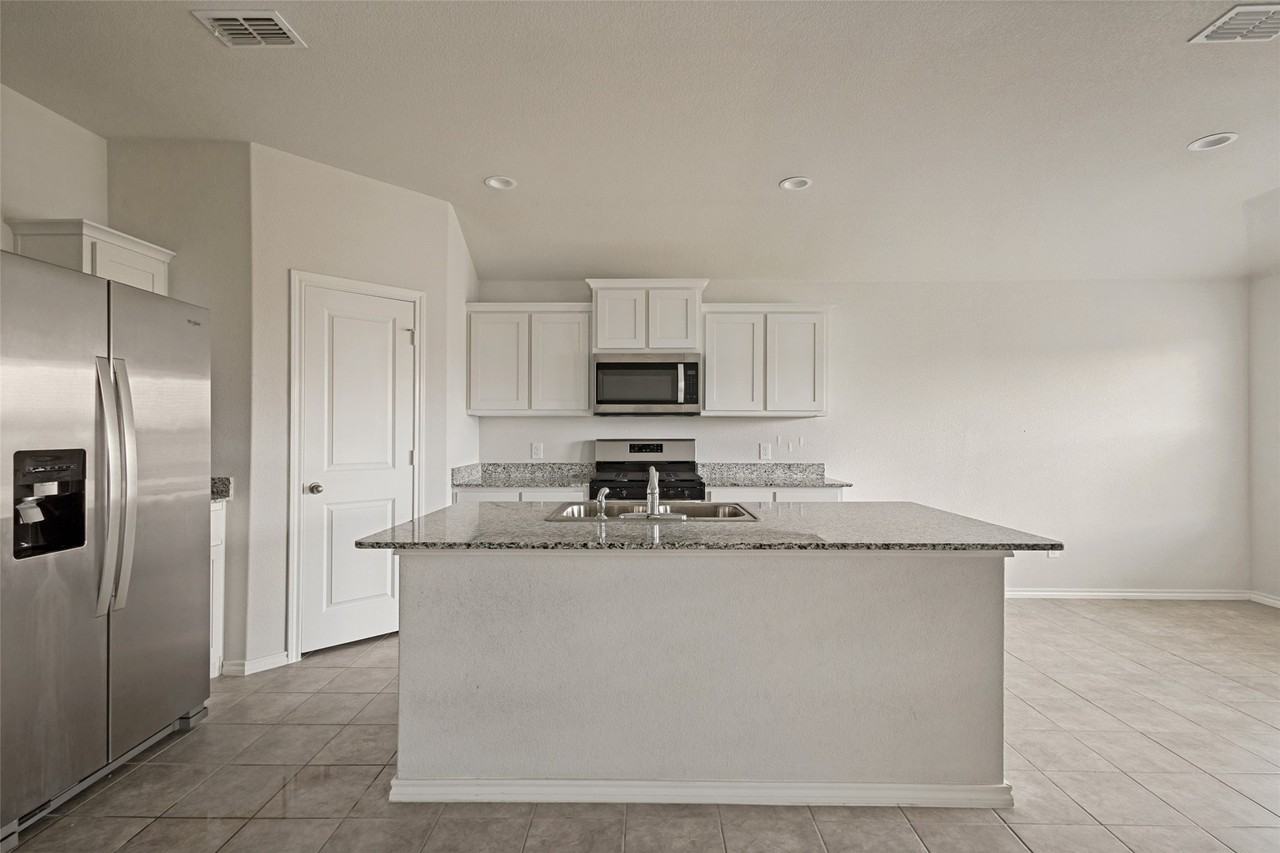 621 Spaulding St - Photo 6 of 26
