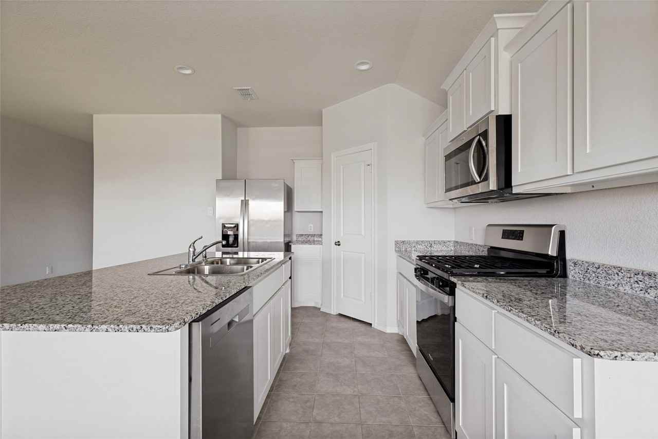 621 Spaulding St - Photo 7 of 26