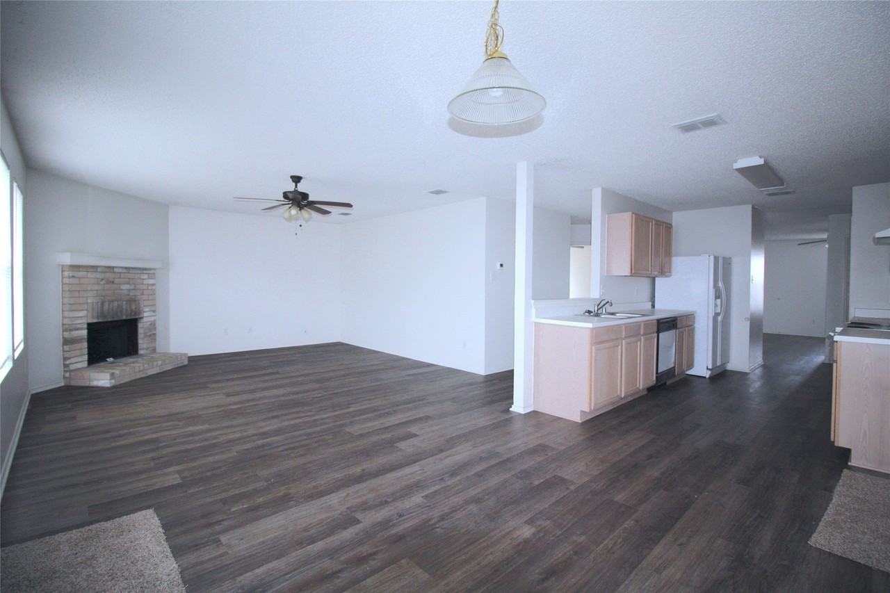 1397 Lochspring Dr - Photo 3 of 14