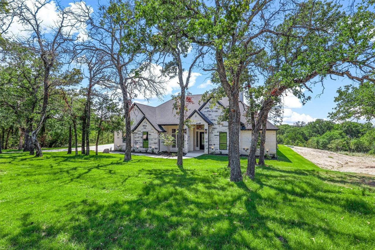 1064 Glenoaks Dr - Photo 3 of 34