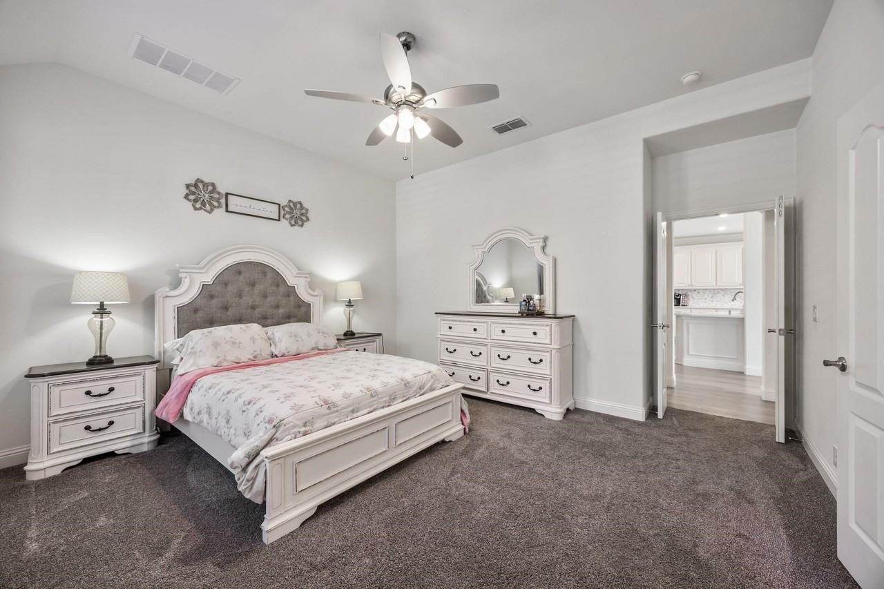 3911 Holly Springs Ln - Photo 6 of 33