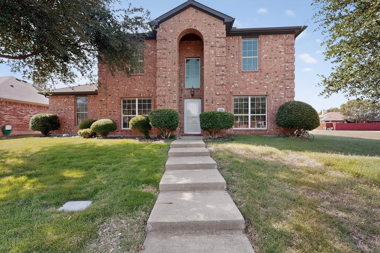 1236 Blue Brook Dr - Photo 2 of 40
