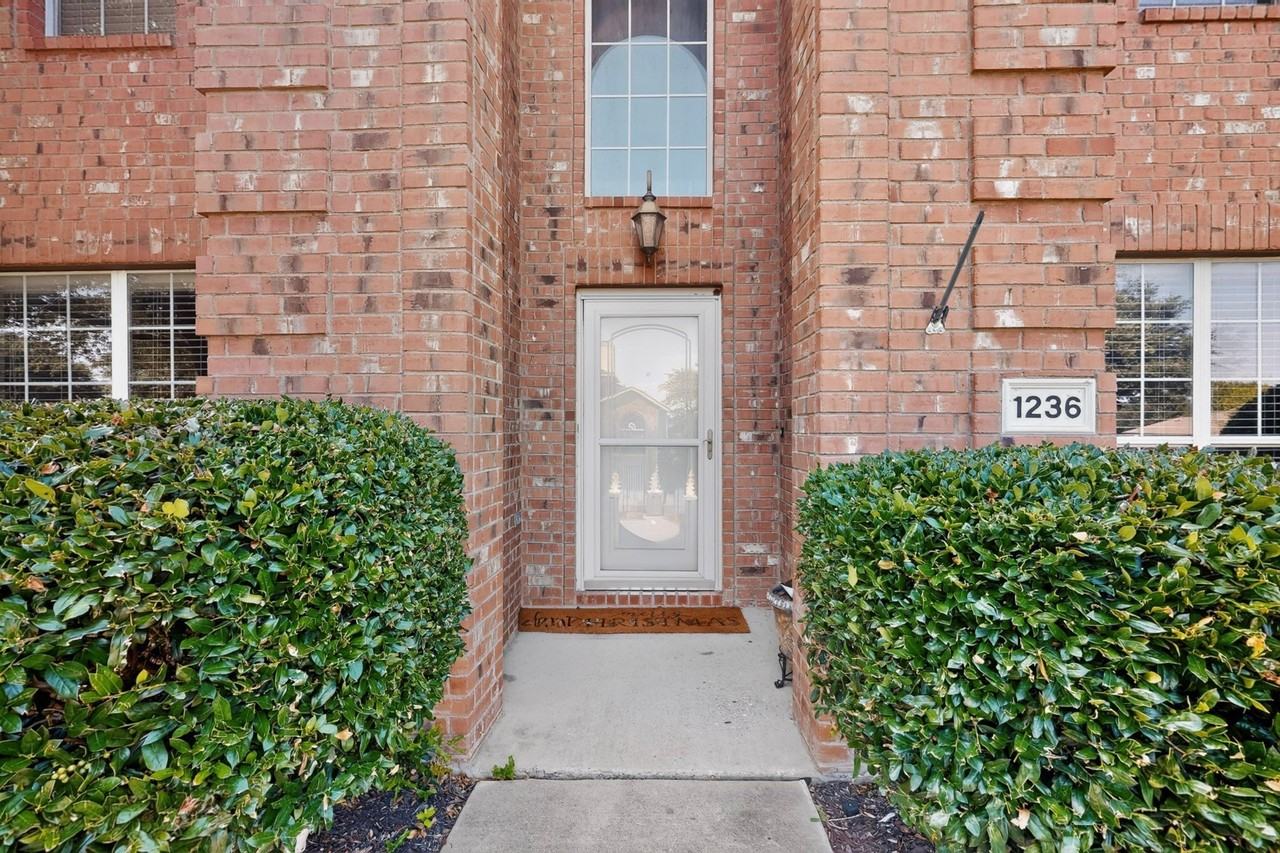 1236 Blue Brook Dr - Photo 4 of 40