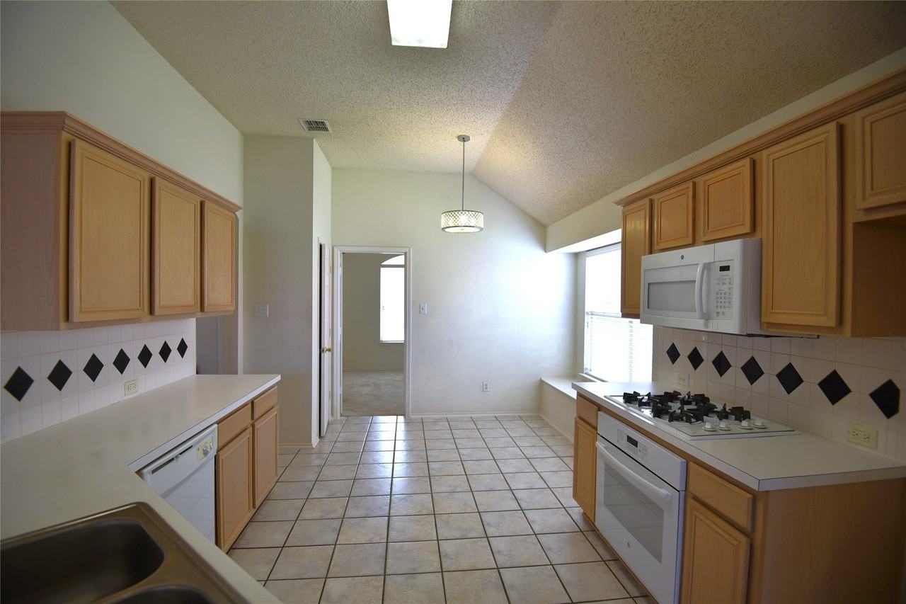 9700 Summer Dr - Photo 6 of 21