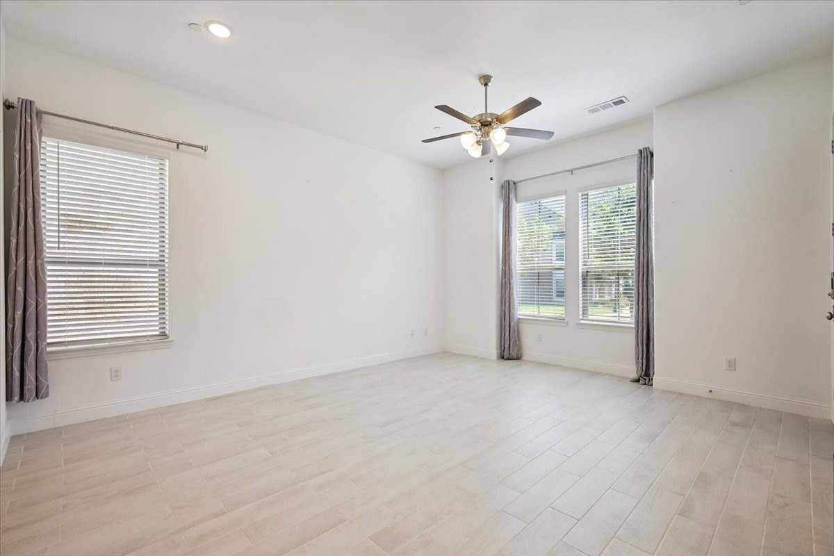 4261 Shavano Dr - Photo 7 of 35