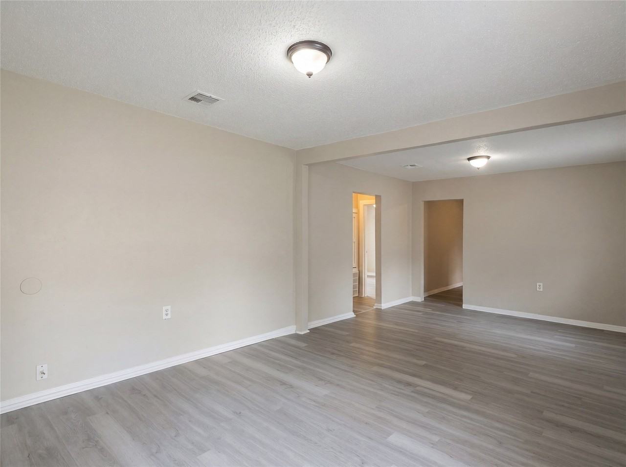 413 Montgomery St - Photo 2 of 11