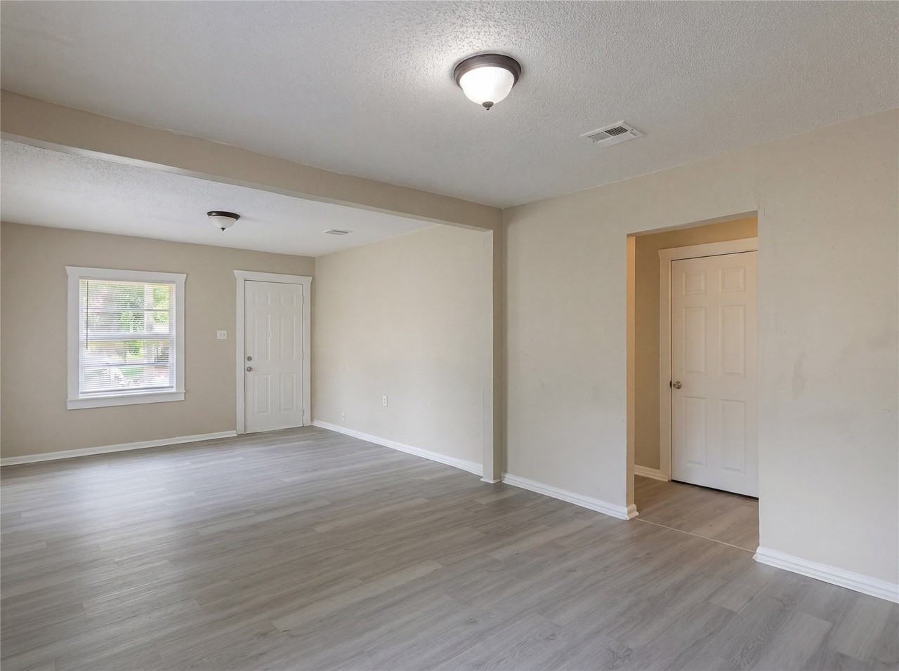 413 Montgomery St - Photo 3 of 11