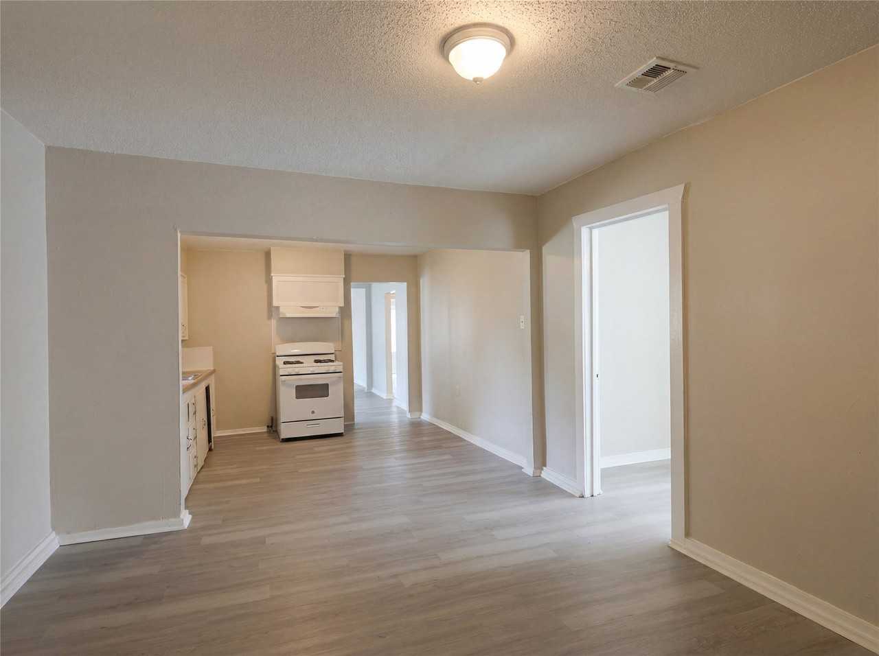413 Montgomery St - Photo 5 of 11