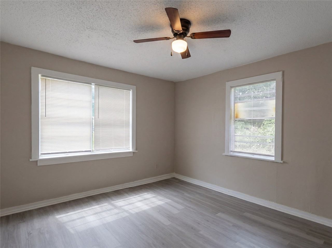 413 Montgomery St - Photo 6 of 11